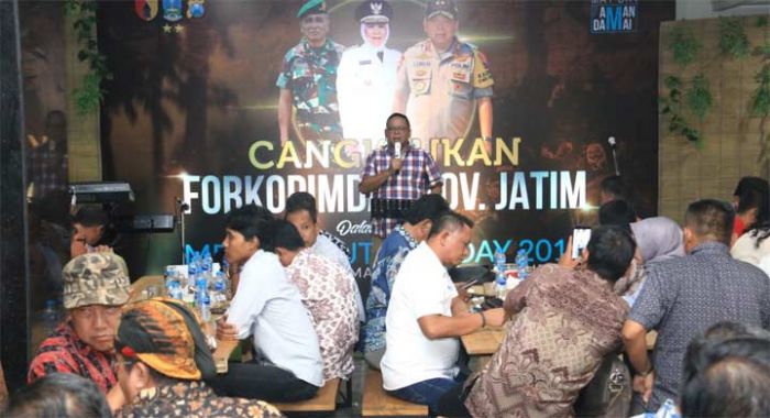 Cangkrukan Bareng Buruh, Gubernur dan Kapolda Jatim Berharap May Day Berlangsung Aman dan Damai