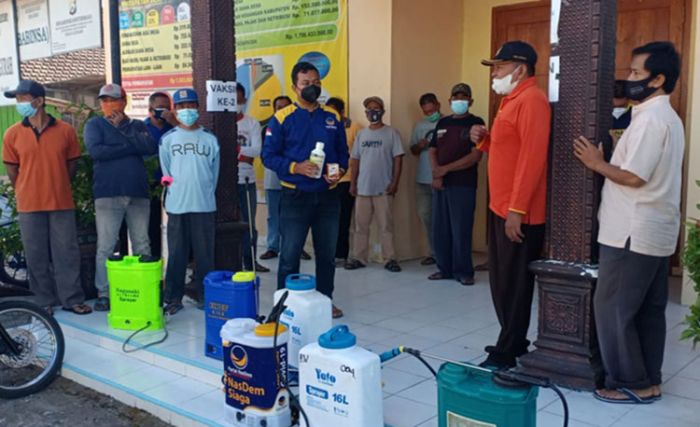 Kolaborasi Aksi, Pemdes Gurah dan Relawan Nasdem Kediri Gelar Penyemprotan Disinfektan Door to Door