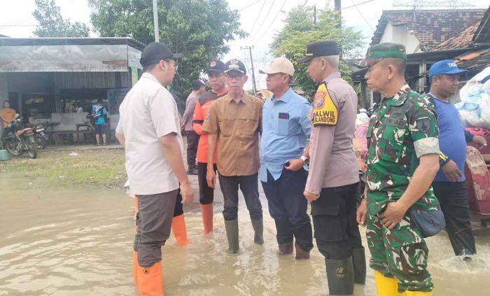 Personel Polri dan TNI Bantu Korban Banjir di Dawarblandong Personel Polri dan TNI Bantu Korban Banjir di Dawarblandong