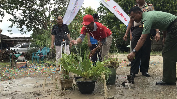 EMCL Serahkan Bantuan Fasilitas Air Bersih ke Warga Gayam Bojonegoro
