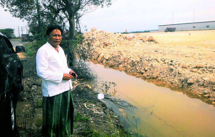 Pakai Sarung, Bupati Gresik Sidak Drainase