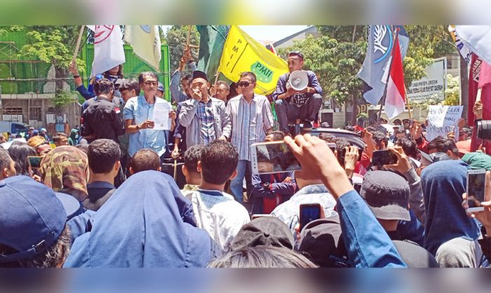 Penuhi 6 Tuntutan Mahasiswa, Ketua DPRD Gresik Sepakati Pakta Integritas Penuhi 6 Tuntutan Mahasiswa, Ketua DPRD Gresik Sepakati Pakta Integritas