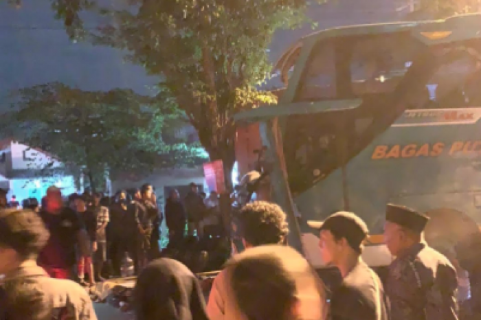 Diduga Sopir Mengantuk, Kecelakaan Maut Bus Rombongan Vs Truk Tewaskan 5 Orang di Gresik Diduga Sopir Mengantuk, Kecelakaan Maut Bus Rombongan Vs Truk Tewaskan 5 Orang di Gresik