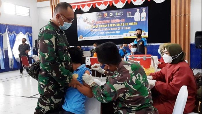 Takut Jarum Suntik, Seorang Napi Lapas Tuban sampai Peluk Tentara saat Divaksin Takut Jarum Suntik, Seorang Napi Lapas Tuban sampai Peluk Tentara saat Divaksin