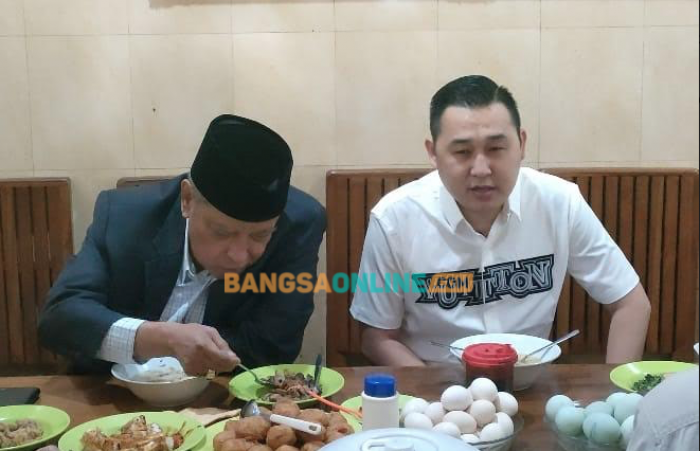 Bacawali Kota Kediri Ronny Sarapan Bareng Said Aqil Siradj di Soto Pojok Jalan Dhoho Bacawali Kota Kediri Ronny Sarapan Bareng Said Aqil Siradj di Soto Pojok Jalan Dhoho