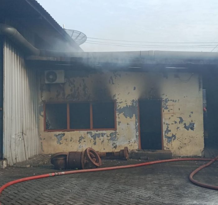 Area Pabrik Plastik Seluas 4 Ribu Meter Persegi di Sukodono Sidoarjo Terbakar