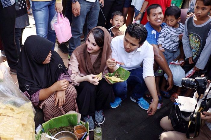 Emil Dardak dan Arumi Isi Akhir Pekan dengan Wisata Murah Meriah Emil Dardak dan Arumi Isi Akhir Pekan dengan Wisata Murah Meriah