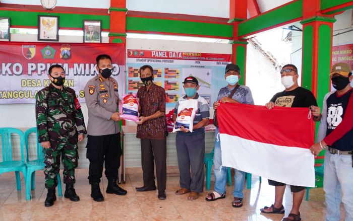 Kapolresta Sidoarjo Bagikan Bansos dan Bendera Merah Putih ke Pelaku UMKM di Tanggulangin Kapolresta Sidoarjo Bagikan Bansos dan Bendera Merah Putih ke Pelaku UMKM di Tanggulangin