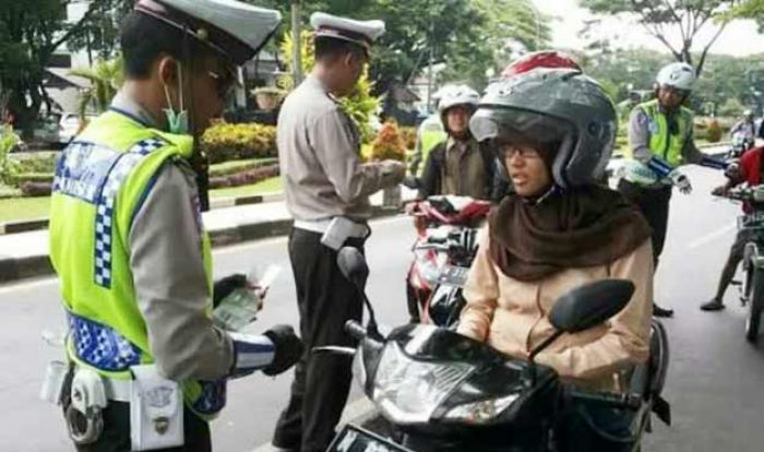 Polda Jatim Catat 229 Ribu Pelanggar Lalu Lintas dalam Operasi Simpatik Semeru 2017 Polda Jatim Catat 229 Ribu Pelanggar Lalu Lintas dalam Operasi Simpatik Semeru 2017