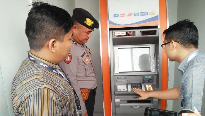 ​Antisipasi Aksi Skimming, Polisi Periksa Sejumlah ATM di Kota Blitar