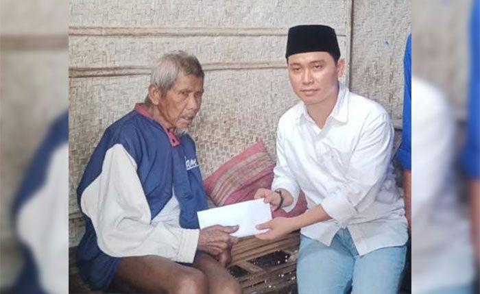 Wakil Bupati Mojokerto Beri Bantuan untuk Warga yang Rumahnya Roboh Wakil Bupati Mojokerto Beri Bantuan untuk Warga yang Rumahnya Roboh