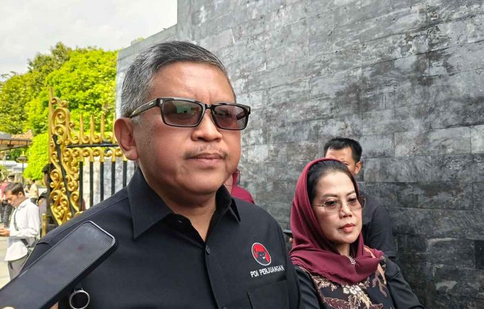 Dampingi Megawati Ziarah ke Makam Bung Karno, Hasto Wajibkan Kader Dukung Risma-Gus Hans Dampingi Megawati Ziarah ke Makam Bung Karno, Hasto Wajibkan Kader Dukung Risma-Gus Hans