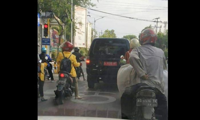 Berhenti di RHK, Mobil Plat Merah di Bojonegoro Viral