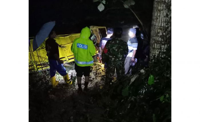 Truk Tebu Terseret Arus Banjir di Blitar, Empat Orang Hilang