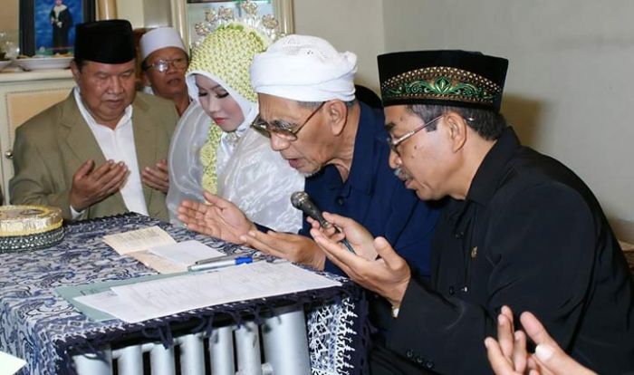 Kenangan Ning Lia Dinikahkan Mbah Moen Kenangan Ning Lia Dinikahkan Mbah Moen
