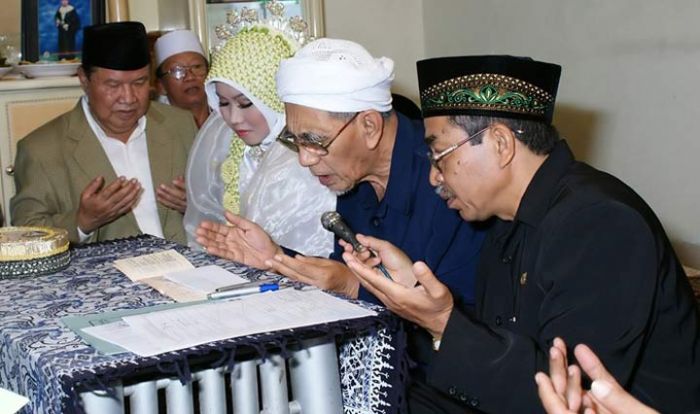 Kenangan Ning Lia Dinikahkan Mbah Moen