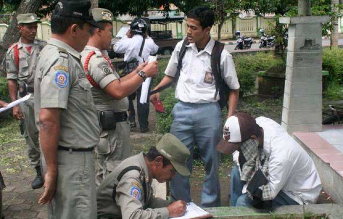 Satpol PP Kota Mojokerto Bidik Pelajar Bolos Satpol PP Kota Mojokerto Bidik Pelajar Bolos