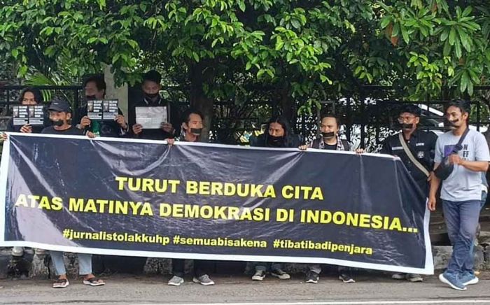 Tolak KUHP, Gabungan Elemen Masyarakat Gelar Aksi Bungkam di Uniska Kediri