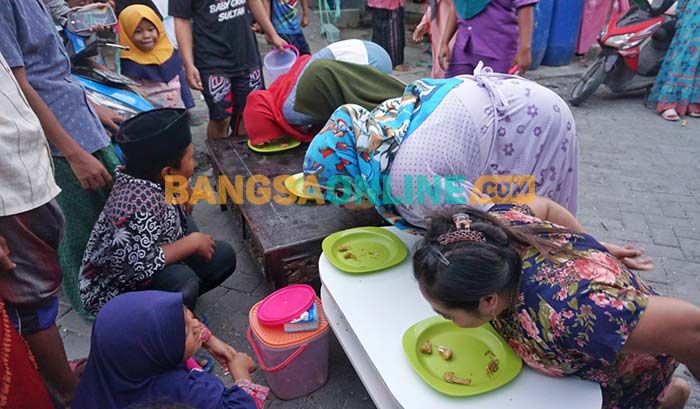 Meriahkan HUT ke-77 RI, Warga Asemmanis Gresik Gelar Lomba Makan Kepiting Meriahkan HUT ke-77 RI, Warga Asemmanis Gresik Gelar Lomba Makan Kepiting