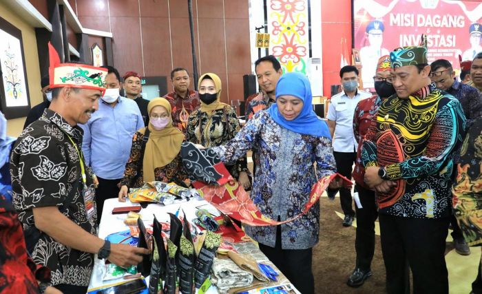 Gubernur Khofifah Optimis Prokesra dengan Fasilitas Bunga 3 Persen Mampu Geliatkan KUMKM di Jatim Gubernur Khofifah Optimis Prokesra dengan Fasilitas Bunga 3 Persen Mampu Geliatkan KUMKM di Jatim