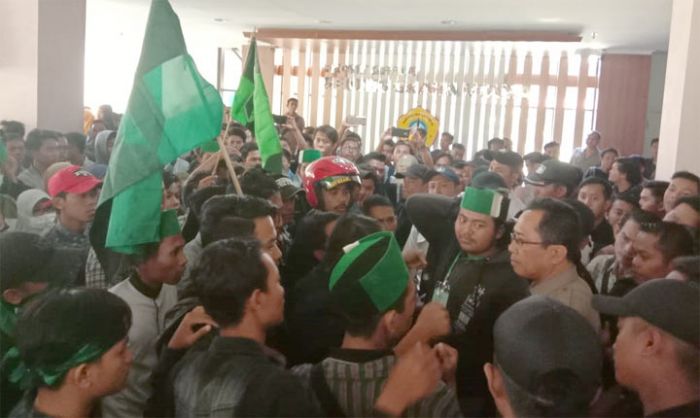 Demo HMI Bangkalan Berakhir Ricuh, Sempat Diwarnai Bentrok Dengan Aparat Keamanan UTM