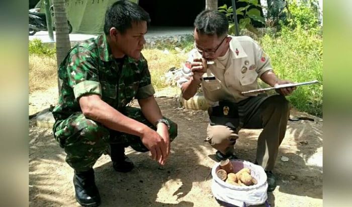 Warga Gladak Anyar Pamekasan Temukan Puluhan Bahan Peledak