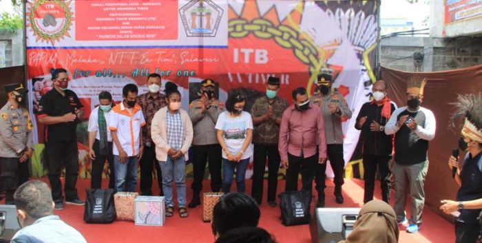 Ratusan Paket Sembako Dibagikan kepada Masyarakat Indonesia Timur yang Berdomisili di Kota Surabaya Ratusan Paket Sembako Dibagikan kepada Masyarakat Indonesia Timur yang Berdomisili di Kota Surabaya
