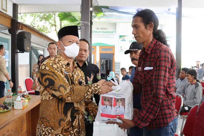 Bupati Gresik Bagikan Paket Sembako untuk 1000 Nelayan Bupati Gresik Bagikan Paket Sembako untuk 1000 Nelayan