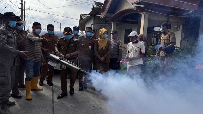 Dengar Keluhan Warga Bendunganjati soal DBD, Bupati Mojokerto Turun Tangan Gelar Fogging Dengar Keluhan Warga Bendunganjati soal DBD, Bupati Mojokerto Turun Tangan Gelar Fogging