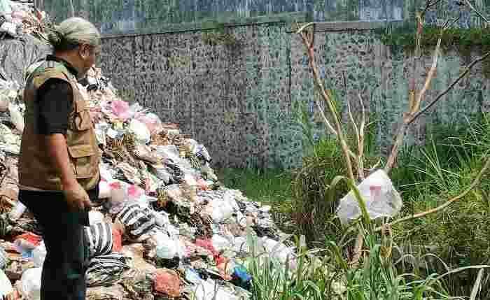 Gunung Sampah Meluber ke Sungai, FPRB Kabupaten Kediri Terjunkan Tim ke Lokasi Gunung Sampah Meluber ke Sungai, FPRB Kabupaten Kediri Terjunkan Tim ke Lokasi