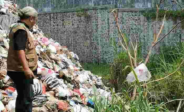 Gunung Sampah Meluber ke Sungai, FPRB Kabupaten Kediri Terjunkan Tim ke Lokasi