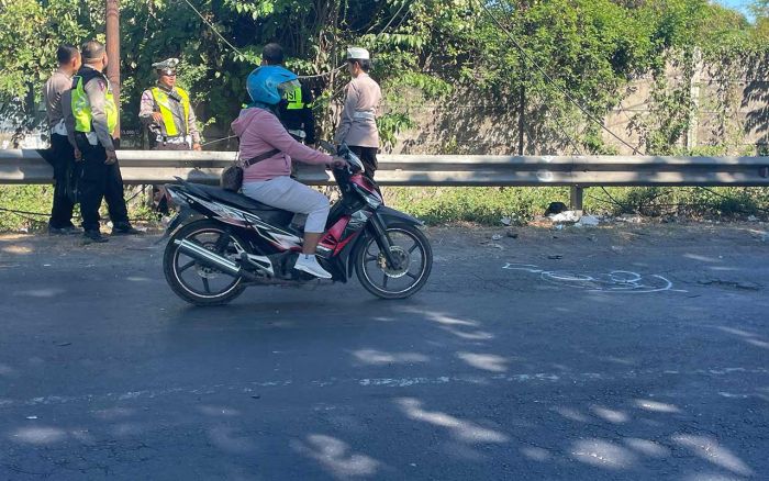 Nahas! Dua Pengendara Motor di Sidoarjo Tewas Usai Tertabrak Truk Nahas! Dua Pengendara Motor di Sidoarjo Tewas Usai Tertabrak Truk