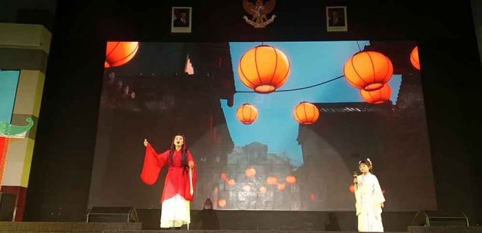 Sambut Lunar New Year, Sampoerna Academy Salurkan Donasi dan Hibur YKAKI melalui Teater Mulan