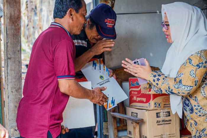 Wabup Gresik Salurkan Bantuan ke Korban Kebakaran Rumah di Gulomantung Wabup Gresik Salurkan Bantuan ke Korban Kebakaran Rumah di Gulomantung