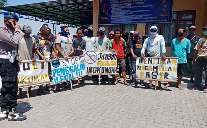 Puluhan Warga Desa Megaluh Jombang Geruduk Lokasi Penambangan Liar, 6 Truk Disita Puluhan Warga Desa Megaluh Jombang Geruduk Lokasi Penambangan Liar, 6 Truk Disita