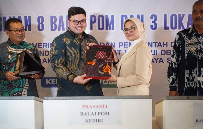 Pemkab Kediri Hibahkan Tanah untuk Balai POM, Mas Dhito: Kita Dorong UMKM Berizin Edar Pemkab Kediri Hibahkan Tanah untuk Balai POM, Mas Dhito: Kita Dorong UMKM Berizin Edar