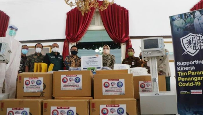 Bupati Tantri Terima Ratusan APD Lengkap dari Yayasan Rumah Kita Sidoarjo Bupati Tantri Terima Ratusan APD Lengkap dari Yayasan Rumah Kita Sidoarjo
