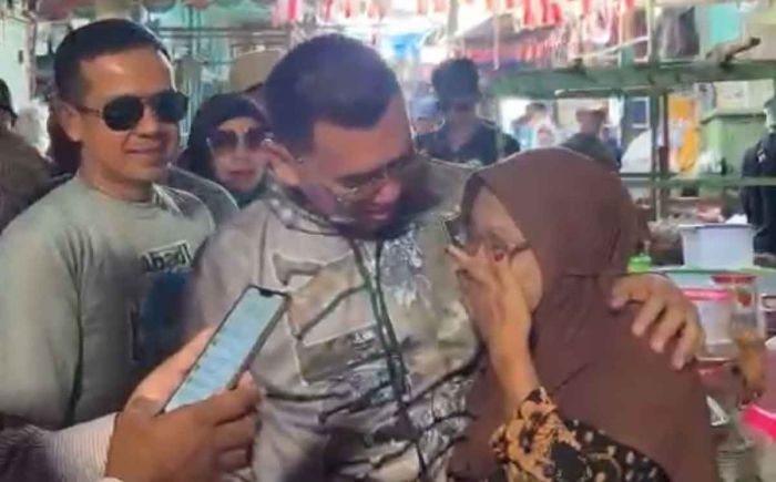 Blusukan ke Pasar Blimbing, Abah Anton-Dimyati Disambut Tangisan Pedagang Blusukan ke Pasar Blimbing, Abah Anton-Dimyati Disambut Tangisan Pedagang