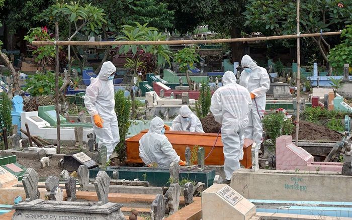 Kisah Tim Pengubur Jenazah Covid-19 Kota Kediri: APD Langka, Jas Hujan Pun Jadi Kisah Tim Pengubur Jenazah Covid-19 Kota Kediri: APD Langka, Jas Hujan Pun Jadi