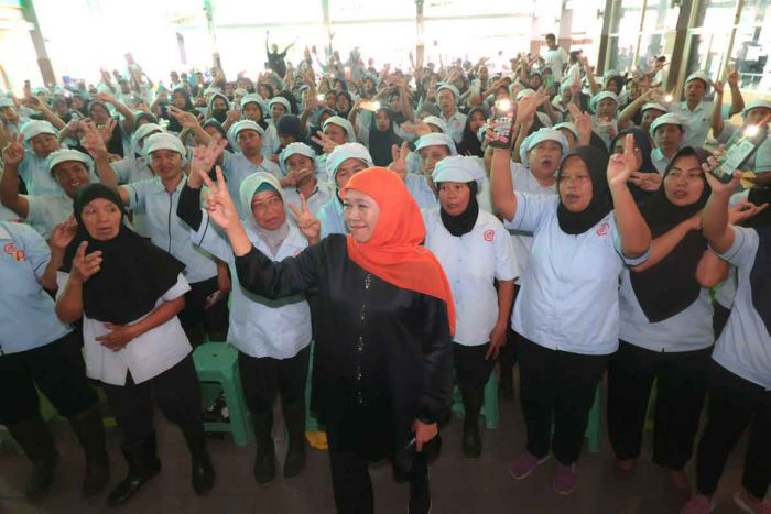 Khofifah Komitmen Dorong Hilirisasi Perikanan untuk Tingkatkan Kesejahteraan Masyarakat Khofifah Komitmen Dorong Hilirisasi Perikanan untuk Tingkatkan Kesejahteraan Masyarakat