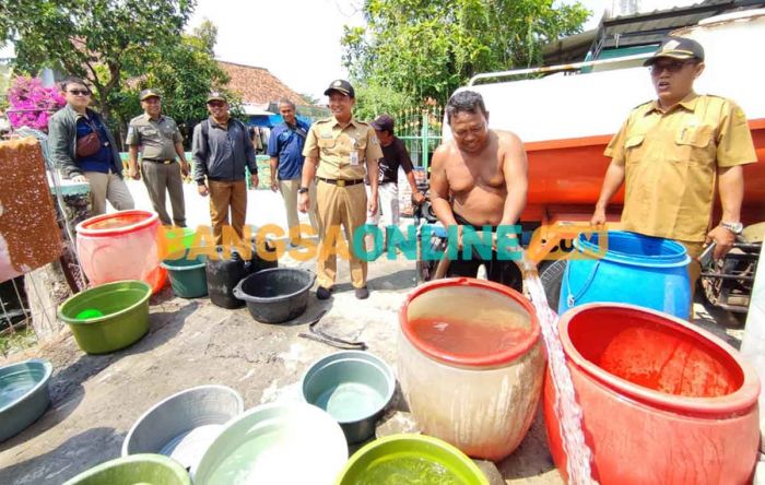 Kekeringan dan Krisis Air Bersih di Gresik Kian Meluas Kekeringan dan Krisis Air Bersih di Gresik Kian Meluas