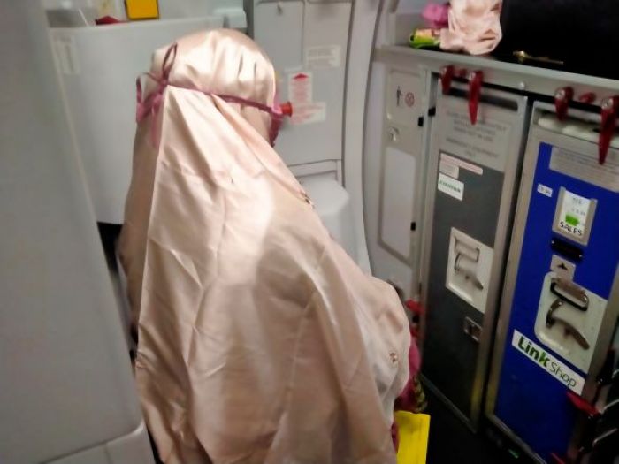 Di Angkasa, Pramugari Citilink Salat Nyelempit, ini Penampakannya, Berapa Gaji Mereka? Di Angkasa, Pramugari Citilink Salat Nyelempit, ini Penampakannya, Berapa Gaji Mereka?