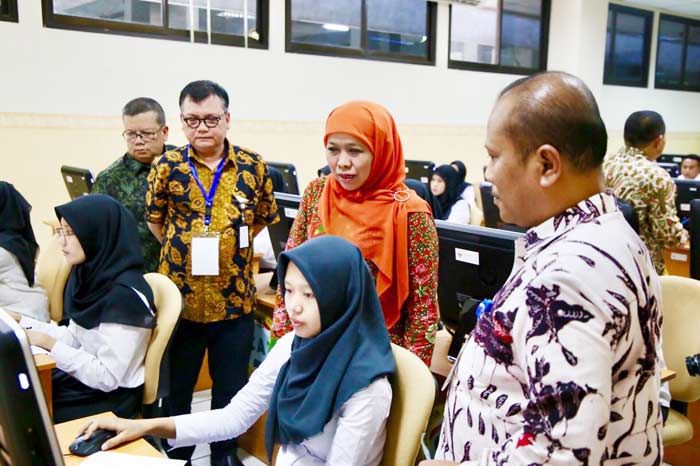 Khofifah Pantau Pelaksanaan Tes CPNS Formasi Kemensos, Peserta Minta Didoakan Lulus