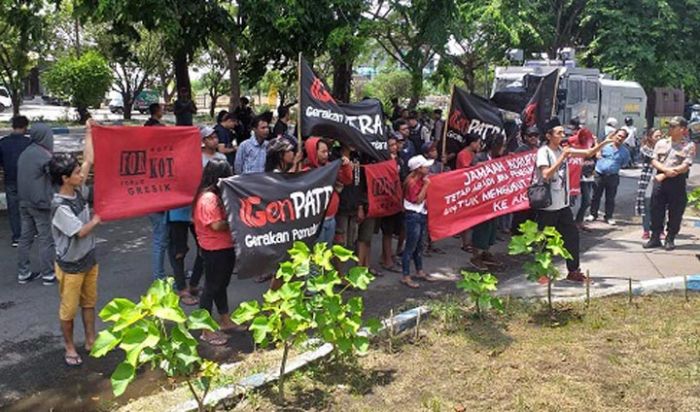 LSM Genpatra dan Forkot Demo PN Tipikor Kawal Sidang Sekda Gresik