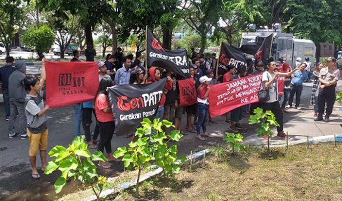 LSM Genpatra dan Forkot Demo PN Tipikor Kawal Sidang Sekda Gresik LSM Genpatra dan Forkot Demo PN Tipikor Kawal Sidang Sekda Gresik