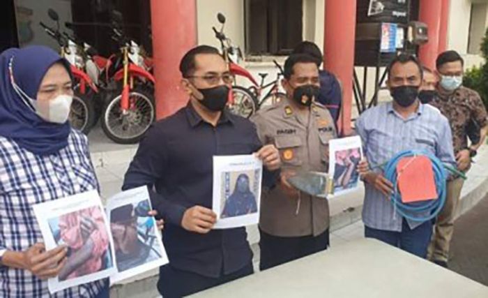 Paksa Pembantu Makan Kotoran Kucing, Majikan di Surabaya Ditahan Paksa Pembantu Makan Kotoran Kucing, Majikan di Surabaya Ditahan