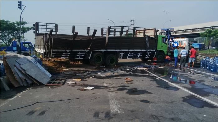 Ban Pecah, Truk Tronton Bermuatan Ribuan Galon Air Masuk Taman Ban Pecah, Truk Tronton Bermuatan Ribuan Galon Air Masuk Taman