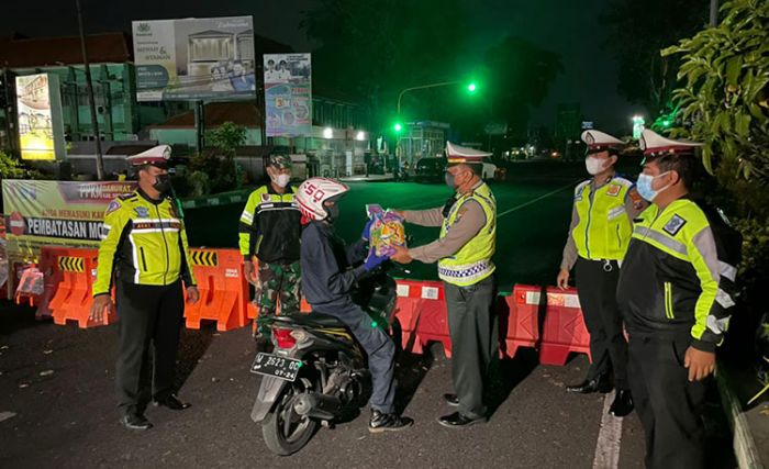 Percepat Penyaluran Bantuan Sosial, Satlantas Polresta Sidoarjo Bagikan Sembako ke Pengguna Jalan