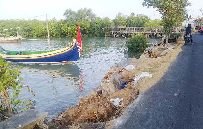 Tangkis Laut di Pegagan Pamekasan Rusak, Bibir Jalan Kabupaten Terkikis Tangkis Laut di Pegagan Pamekasan Rusak, Bibir Jalan Kabupaten Terkikis