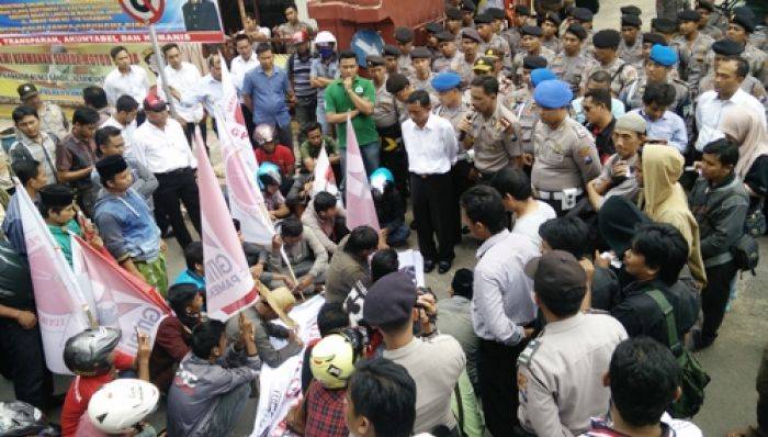 Bubarkan Demo, Mapolres Pamekasan Balik Didemo Bubarkan Demo, Mapolres Pamekasan Balik Didemo